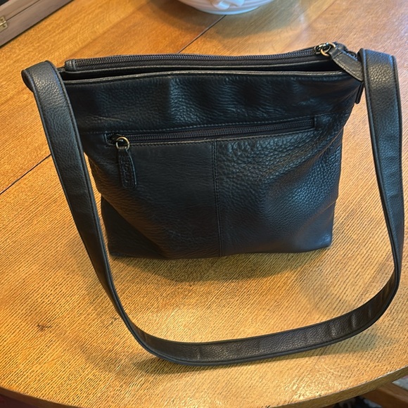 Rolf’s purse,outside zipper pocket,purse has 2 sides one zipper one snap closure - Picture 3 of 4